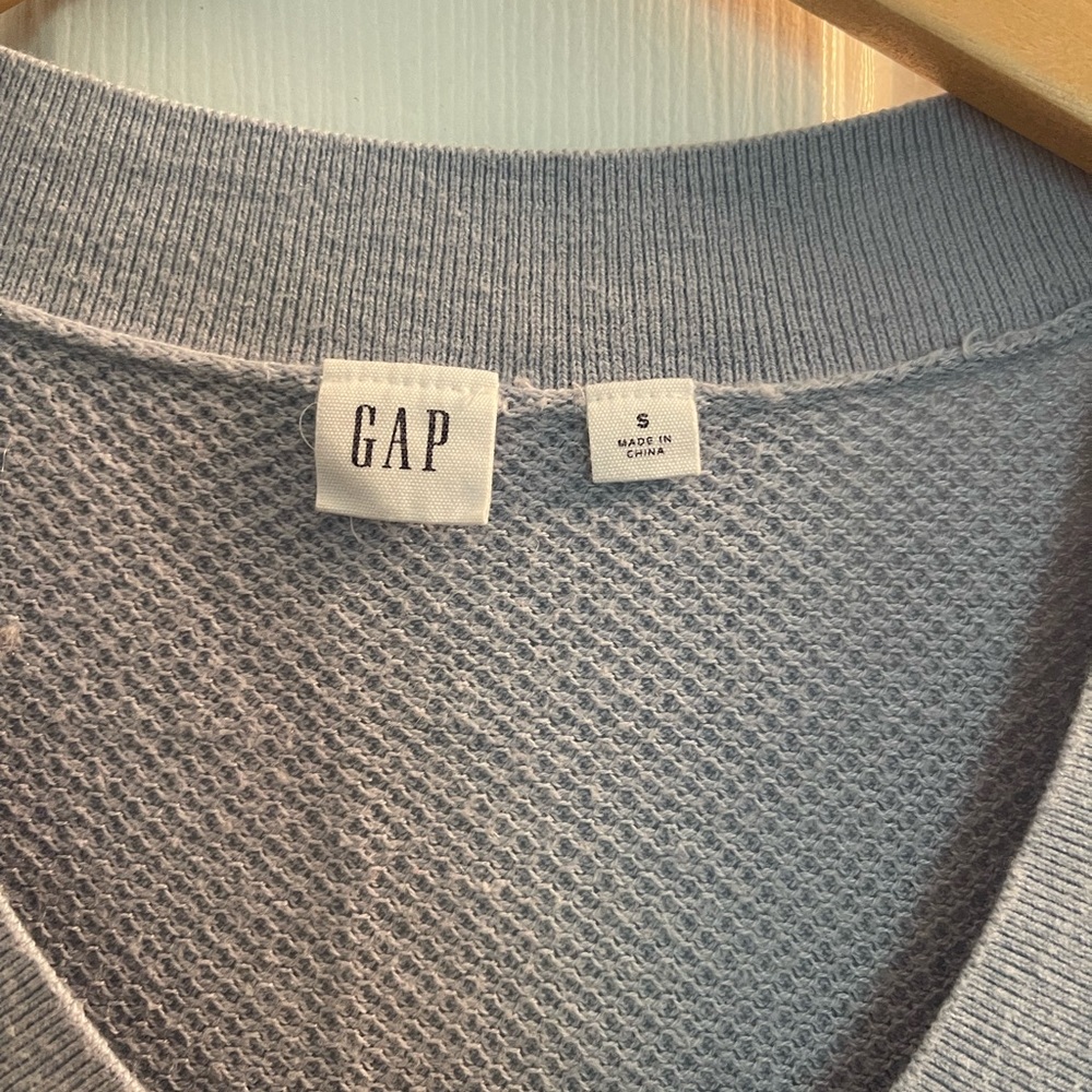 Gap sweater
